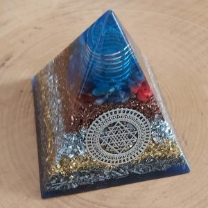 Orgonit piramit Sri yantra Mavi Ganslı ve 7 çakra taşlı
